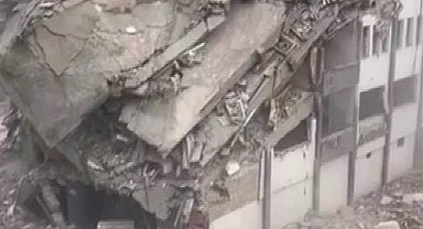 Diyarbakır'da ağır hasarlı binalar yıkılıyor