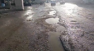 Diyarbakır'da bozulan yollar sürücülere zor anlar yaşatıyor