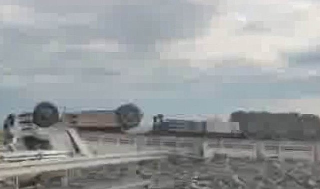 Diyarbakır'da briket yüklü tır yan yattı: 1 yaralı