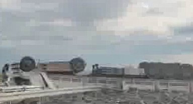 Diyarbakır'da briket yüklü tır yan yattı: 1 yaralı