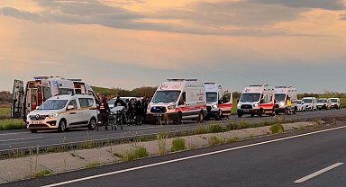 Diyarbakır'da faciadan dönüldü: Takla atan araçtaki 10 kişi yaralandı