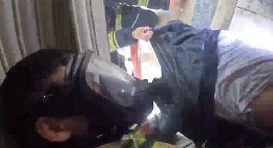 Diyarbakır'da filmleri aratmayan kurtarma operasyonu: Yangının ortasında kalan vatandaş kurtarıldı