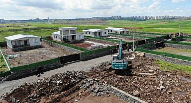 Diyarbakır'da kaymakamlık kaçak yapıları tek tek yıktı
