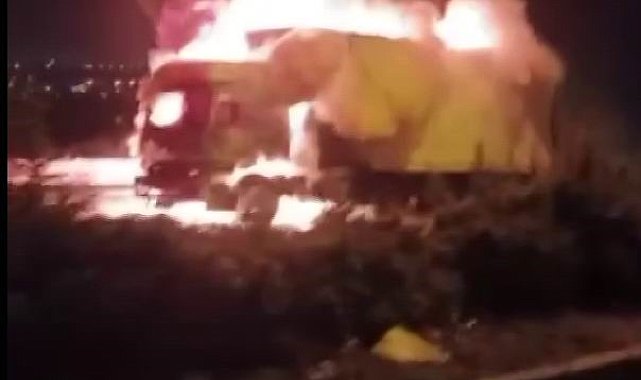 Diyarbakır'da seyir halindeki tır alev topuna döndü