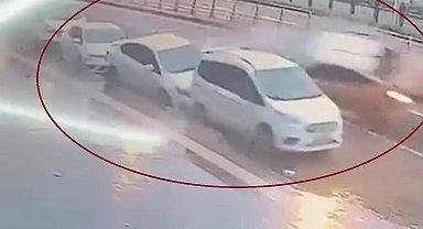 Diyarbakır'da ticari taksinin 3 otomobile çarptığı kaza kamerada