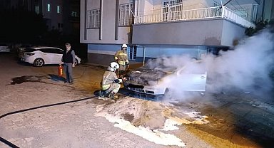 Dörtyol'da otomobilin motoru alevlere teslim oldu