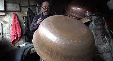 Dövme bakır kazanlar geleneksel yöntemlerle hazırlanıyor