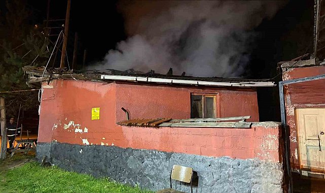 Dumanı görüp terk ettiği evi alevlere teslim oldu