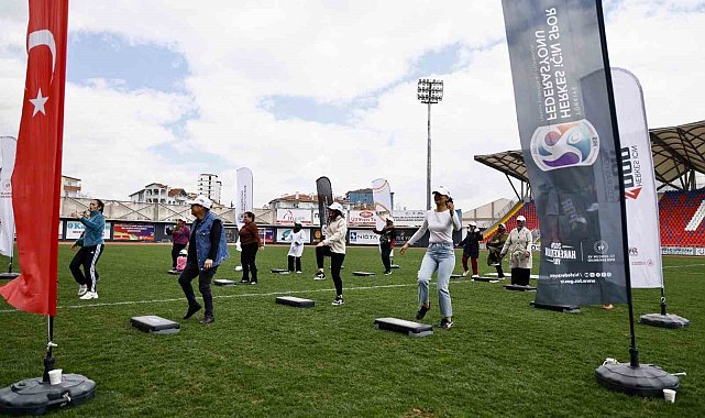 Dünya Sağlık Günü'nde "Koşabiliyorken Koş" yürüyüşüne yoğun ilgi
