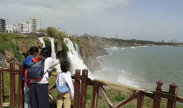 Dünyaca ünlü şelale, yağmur sonrası denizi kahverengiye bürüdü