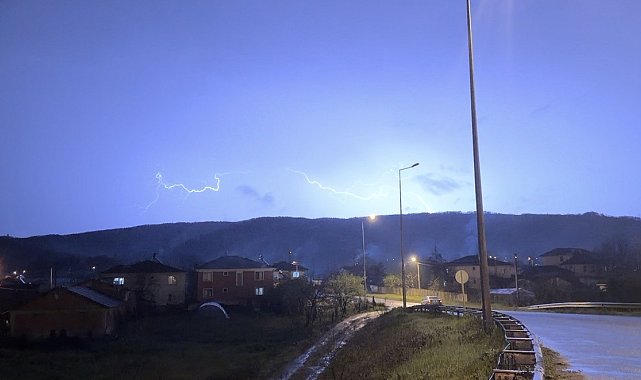 Düzce'de şimşeklerin ardından dolunay mest etti