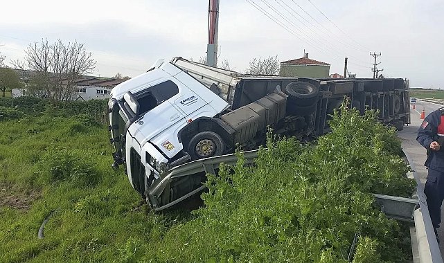 Edirne'de kontrolden çıkan tır devrildi