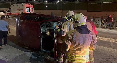 Edirne'de refüje çarpıp yan yatan otomobildeki 2 kişi kurtarıldı