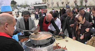 Edirne'de Selimiye'nin gölgesinde tava ciğer dağıtıldı