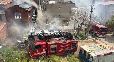 Edremit'te korkutan çöp ev yangını