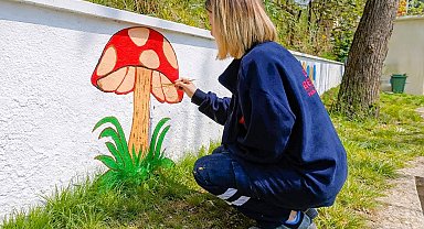 Efeler'in parkları renkleniyor