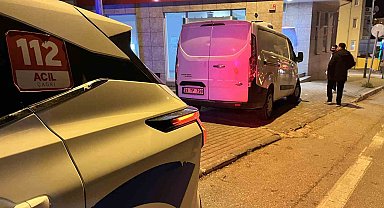 El freni boşalan minibüs duvara çarptı
