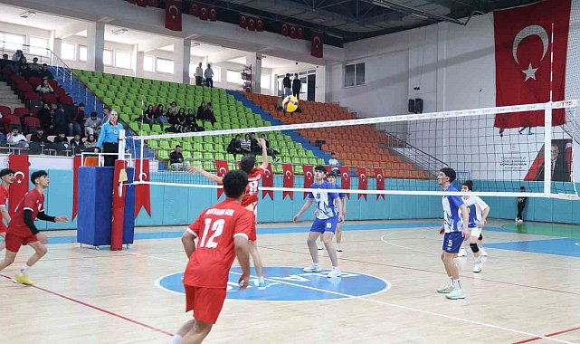 Elazığ'da genç erkekler voleybol grup birinciliği heyecanı başladı