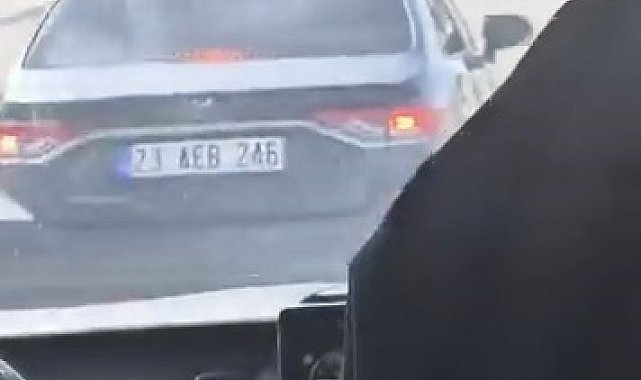 Elazığ'da maganda dehşeti: Otomobiliyle yolcu minibüsünü sıkıştırdı