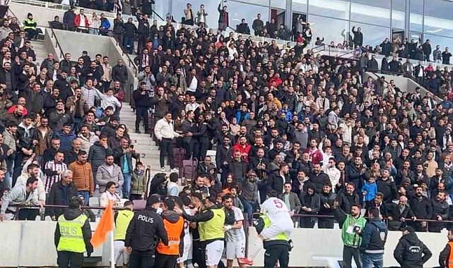 Elazığsporlu futbolcu gol sevincini polisle yaşadı