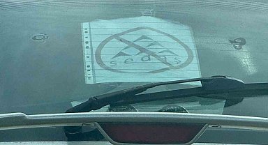 Elektrik şirketi bıktırınca tepkisini otomobilinin camına astığı özel tasarımlı afişle gösterdi