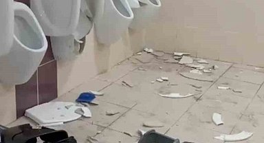 Elenen Balıkesirspor taraftarı hırsını deplasman tuvaletlerinden çıkardı