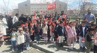 Eleşkirt'te çocuklar ilk bayramlarını aileleriyle okulda kutladılar