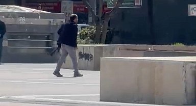 Elinde silahla polise kendini ihbar etti, etrafa ateş açtı