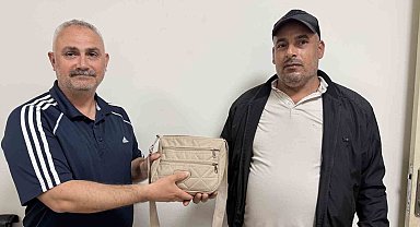 Emekli polis bulduğu içinde 250 bin TL'lik döviz olan çantayı sahibine teslim etti