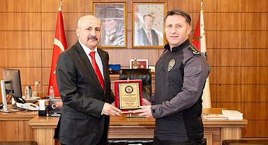 Emekliye ayrılan komisere plaket takdim edildi