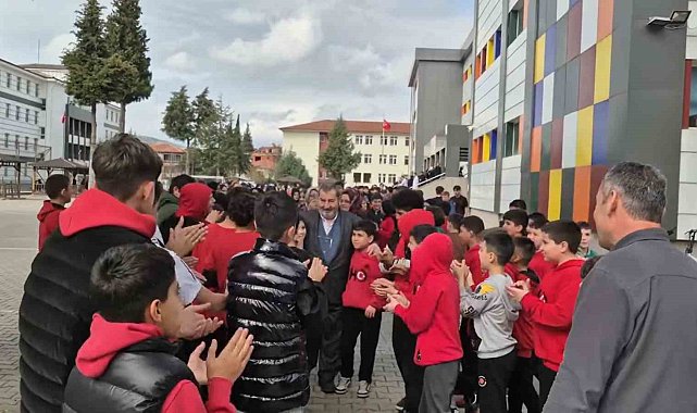Emekliye ayrılan öğretmene 'Hatıran Yeter' şarkısı ile duygusal veda