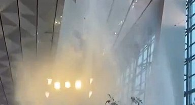 Endonezya'da şiddetli yağış nedeniyle havalimanı çatısı çöktü