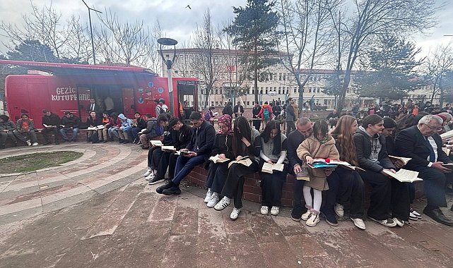 Erzincan'da açık havada kitap okuma etkinliği