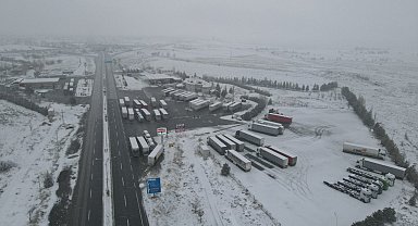 Erzincan'da kar etkisini gösterdi: Geçitlerde trafik kilitlendi
