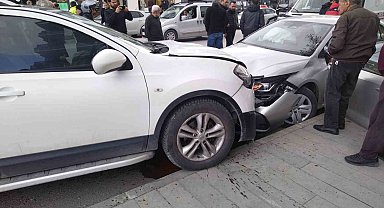 Erzincan'da trafik kazası: 2 yaralı