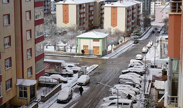 Erzurum güne yine karla uyandı, bölge için zirai don uyarısı geldi