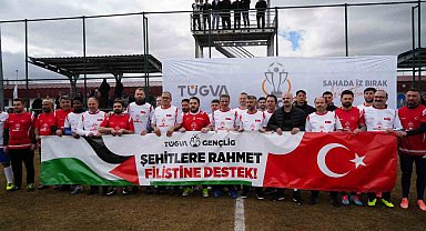 Erzurum protokolü ve Erzurumsporlu yıldızlar gençler için sahaya indi