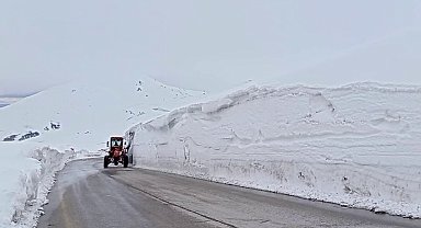 Erzurum'da 2 bin 885 rakımlı zorlu sınav: Palandöken Geçidi'nde kar ve tipi mesaisi