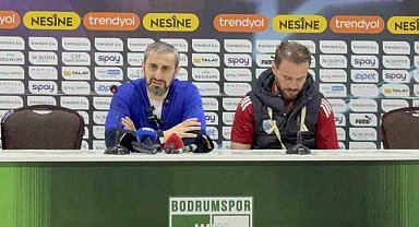 Erzurumspor FK oyuncuları basın toplantısını basıp kutlama yaptı