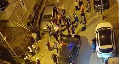 Eski sevgili evini bastı, binayı taşlayarak etrafa ateş etti; o anlar kamerada