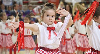 Eskişehir'de 23 Nisan coşkusu Şehit Anıl Gül Spor Salonu'nda yaşandı