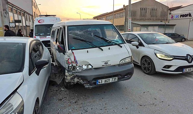 Eskişehir'de 4 aracın karıştığı trafik kazasında 3 kişi yaralandı
