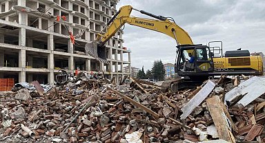 Eskişehir'de çöken binanın yanındaki riskli yapı da yıkıldı