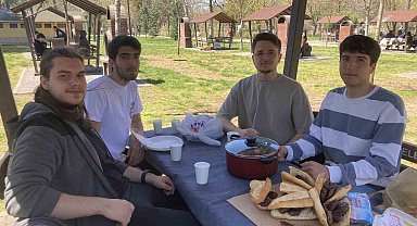 Eskişehir'de gençler doğa ve tarih gezisinin ardından mangalda buluştu