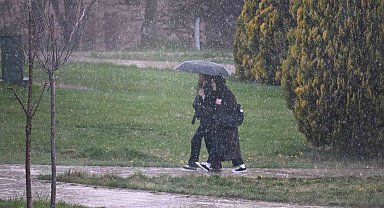 Eskişehir'de yağmur bastırdı, öğrenciler şemsiyelere sarıldı