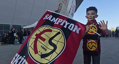 Eskişehirspor'a kumbarasını bağışlayan minik Buğra takımını yalnız bırakmıyor