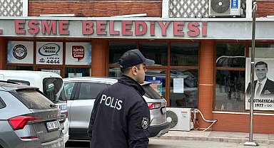 Eşme'da Başkan Tozan, eşi ve 3 şüpheliye irtikap gözaltısı