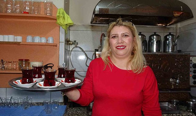 Evde sıkılan kadınlar kıraathaneye gelip masa oyunlarıyla stres atıyor