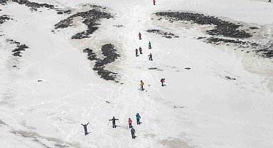 Everest'e çıkan dağcılara karbonat vererek milyonluk dolandırıcılık ağı kurdular