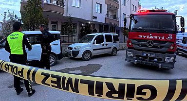 Evinde çıkan yangını söndürmek isterken yanarak can verdi